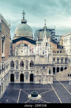 Innenhof des Dogenpalastes oder Palazzo Ducale in Venedig, Italien.`s Der Dogenpalast ist eines der wichtigsten touristischen Ziele in Venedig.`s Kuppeln von San Marco`s Stockfoto